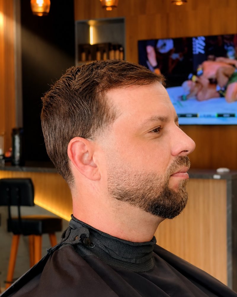 Corte fade com barba alinhada